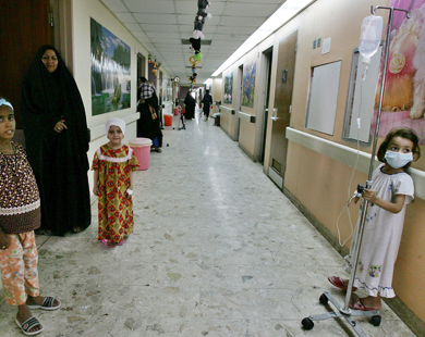 أطفال مصابون بسرطان الدم بمركز استشفائي في بغداد في سبتمبر/أيلول 2008 (الأوروبية-أرشيف)