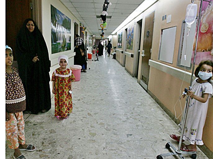 epa01495933 Iraqi children who are suffering from leukemia, receive medical treatment at the Baghdad Cancer Centre in Baghdad, Iraq on 21 September 2008. An Iraqi doctor