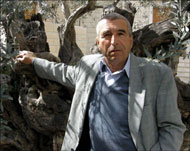 محمود رباح في محيط الشجرة المعمرة (الجزيرة نت)