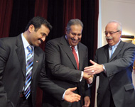 
رئيس الوزراء القطري (وسط) يصافح الرئيس التنفيذي لشركة توتال (الفرنسية) رئيس الوزراء القطري (وسط) يصافح الرئيس التنفيذي لشركة توتال (الفرنسية) 