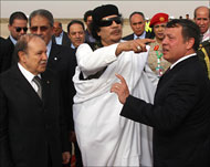 القذافي مستقبلا الرئيس الجزائريوالعاهل الأردني (الفرنسية)