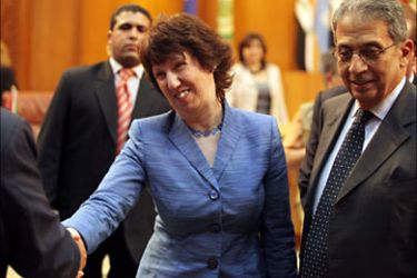 f_EU foreign policy chief Catherine Ashton greets dignitaries at the Arab League, alongside Arab League Secretary-General Amr Mussa, in Cairo on March 15, 2010.