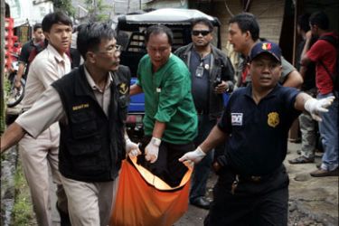 r : Paramedics from a police hospital carry the body of a suspected militant shot during a police raid at a residential area in Pamulang, on the outskirts of Jakarta, March 9, 2010.
