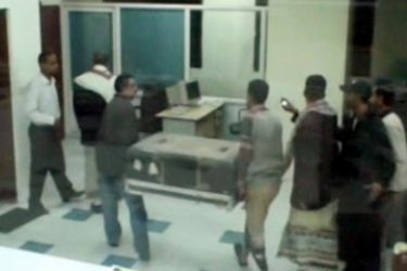 اقتحام قوات الأمن اليمنية مكتب الجزيرة بصنعاء بعد مصادرتها بالقوة جهاز البث الخاص بالمكتب