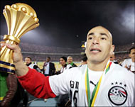 حسام حسن يحمل كأس أفريقيا 2006 (الفرنسية-أرشيف) 