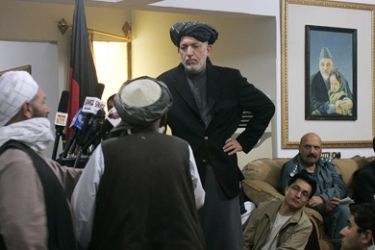 epa02103933 Afghanistan's President Hamid Karzai (4R) speaks to locals during a shura (meeting) in Kandahar, southern Afghanistan on 04 April 2010. Hamid Karzai visited