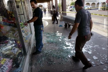 afp : CALEXICO, CA - APRIL 4: Workers clean up broken glass after a 7.2 magnitude earthquake struck the area April 4, 2010 in Calexico, California. The earthquake, which was
