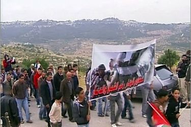 احتجاجات سكان قرية بلعين ومتضامنين أجانب على سعي الاحتلال الإسرائيلي استكمال الجدار العازل بالقرية.