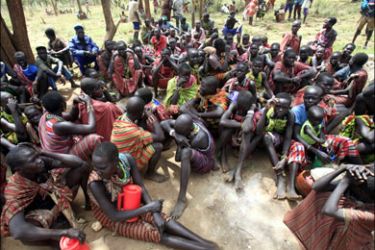 r : Villagers from Dadinga tribe wait for World Food Program (WFP) staff to distribute food in the village of Lauro, Budy county, in Eastern Equatoria State, south Sudan, April 3,