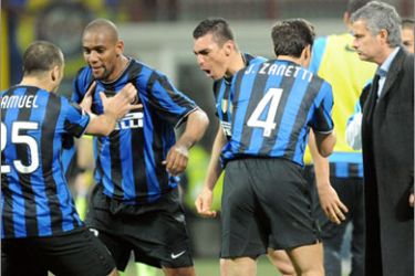 Inter Milan's Brazilian defender Maicon (2D-L) celebrates scoring against Juventus Turin with temmates and coach Jose Mourinho (R) during their