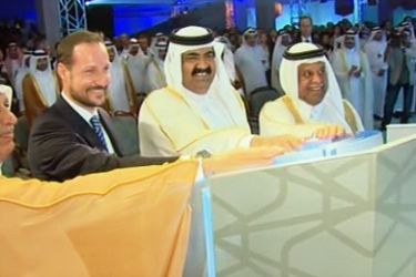 أمير قطر يدشن مصنع ألومنيوم قطر