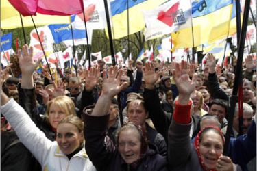 Supporters of Ukraine's ex-Prime Minister and opposition leader Yulia Tymoshenko attend a rally in front of the parliament in Kiev April 24, 2010. Ukraine's