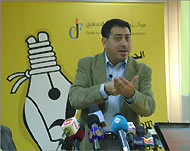 نضال منصور قال إن تراجع تأثير الأجهزة الأمنية لم يغير من الضغوط على الصحفيين (الجزيرة نت)