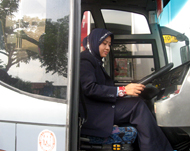 الجمهور الإندونيسي يرتاح أكثر لوجود سائقة لأن النساء يقدن بحذر وتأن (الجزيرة نت)