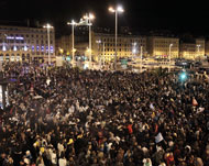 المئات من المشجعين تجمعوا بمرفأ مرسيليا القديم احتفالا بالفوز (الفرنسية)