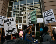متظاهرون أمام مقر شركة بريتيش بتروليوم في مدينة سان فرانسيسكو الأميركية (رويترز)