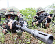 جنود جنوبيون أثناء تدريب قربالمنطقة منزوعة السلاح (الفرنسية)