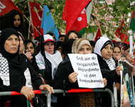متظاهرة ترفع لافتة شكر للسياسيين الأوربيين الذين شاركوا بأسطول الحرية  (الجزيرة -أرشيف) 
