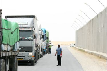 epa02182253 A driver of a regular supply truck stands next to his vehicle at the Kerem Shalom border crossing in southern Israel, on 01 June 2010. A flotilla of several ships heading to