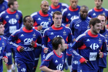 France's football national team run during a training session at the Fields of Dreams stadium in Knysna on June 18, 2010 during the 2010 World Cup football tournament.