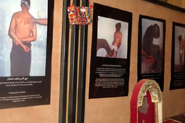 صور تظهر تعذيب للاسرى خلال معرض لمعاناة الاسرى على خلفية مؤتمر الاسرى الدولي الاول الذي عقد في اريحا العام الماضي- الجزيرة نت