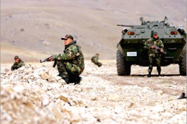 epa01204212 (FILES) Turkish soldier secure the area at Yuksekova mountainous region near Iraq border in Hakkari, Turkey on 26 October 2007. Turkish troops operating against