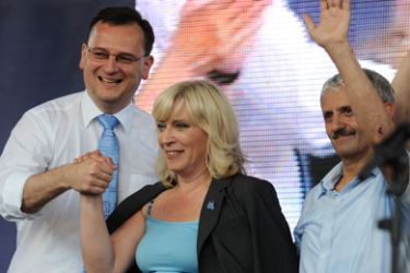 F/Right-wing opposition Slovak Democratic Christian Union (SDKU) leader Iveta Radicova (C) with Czech leader of the Civic Democrats (ODS) Petr Necas (L) and Former Prime Minister Mikulas Dzurinda (R) waves to participants during election campaign at Bratislava's Hviezdoslav square on June 11, 2010 ahead of the June 12 general elections. AFP PHOTO / SAMUEL KUBANI