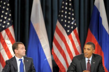 afp : US President Barack Obama speaks as Russian President Dmitry Medvedev watches at the US–Russia Business Summit June 24, 2010 at the US Chambers of