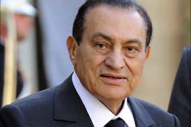 r_Egyptian President Hosni Mubarak leaves the Elysee Palace in Paris following a meeting with France's President Nicolas Sarkozy, July 5, 2010.