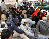 منظمات إنسانية تطالب حكومة إيطاليا بالرجوع عن طرد 234 مهاجرا إريتريا إلى ليبيا (الفرنسية-أرشيف)