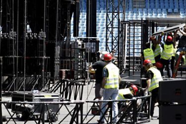 epa01049119 Workers set up the stage at the Vicente Calderon in Madrid, Spain, 27 June 2007, ahead of tomorrow's Rolling Stones Concert, part of the world tour