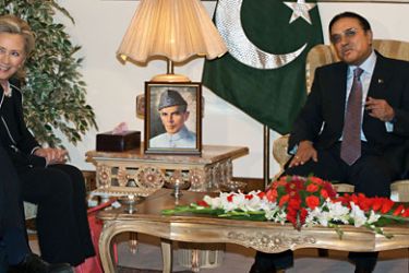 PJR009 - Islamabad, -, PAKISTAN : US Secretary of State Hillary Clinton (L) meets with Pakistani President Asif Ali Zardari (R) at the Presidential Palace on July 18, 2010 in Islamabad.