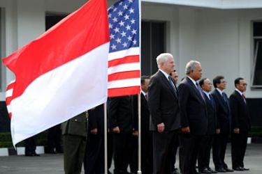 Indonesian Defence Minister Purnomo Yusgiantoro (R) stands next to US Defence Secretary Robert Gates (2R) as they review Indonesia's honour guards at the Defence Ministry in Jakarta on July 22, 2010. The United States said it would resume ties with Indonesian special forces after a 12-year hiatus, as part of efforts by Washington to reach out to the world's largest Muslim nation. AFP PHOTO