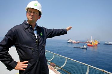 epa02259788 (FILE) A file photograph showing BP CEO Tony Hayward taking a first hand look at the recovery operations aboard the Discover Enterprise drill ship in the Gulf of Mexico 55 miles (88.5 km)
