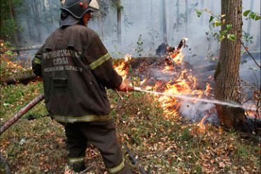 R_A firefighter works to extinguish a forest fire outside the town of Lukhovitsy, some 135 km (84 miles) southeast of Moscow, August 5, 2010.