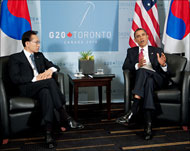 لقاء سابق بين أوباما (يمين) ولي ميونغ باك (الفرنسية-أرشيف) 