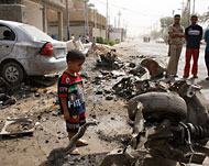 عراقيون في موقع انفجار سيارة بالفلوجة (الفرنسية)