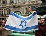 أنصار الرابطة يرفعون العلم الإسرائيلي في مختلف مظاهراتهم (الجزيرة)