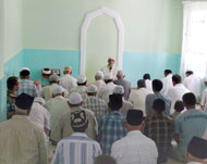 الصلاة داخل أحد المساجد الذي كان بيتا(الجزيرة نت)