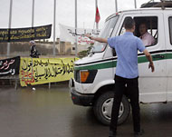 ناشط مغربي يمنع شاحنة صغيرة من الدخول إلى مدينة مليلية (الفرنسية)