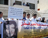 المعتصمون طالبوا الصليب الأحمر بالضغط من أجل الإفراج عن جثامين أبنائهم (الجزيرة نت)