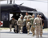 طائرة عسكرية تنقل جنودا جرحى إلى قاعدة قندهار الجوية (رويترز-أفغانستان)
