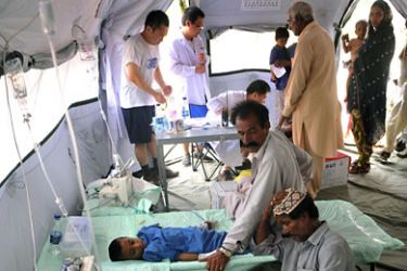 Sick Pakistani children displaced by floods are treated at a makeshift Chinese field hospital in Thatta in Pakistan's southern Sindh province on August 30, 2010.