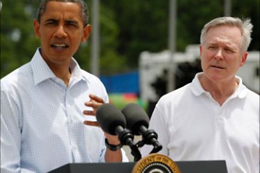 r_U.S. Secretary of the Navy Ray Mabus (R) watches on as U.S. President Barack Obama delivers a statement on the Gulf Coast oil spill in Panama City, Florida, August 14, 2010