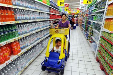 afp ; A Chinese woman takes her son shopping at a supermarket in Hefei, central China's Anhui province on August 30, 2010. China is raising workers' wages to help households deal with rising consumer prices, which were up 3.3 percent in July,