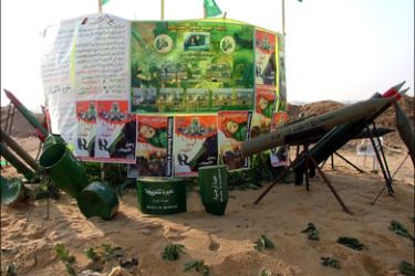 نماذج من صواريخ المقاومة من صنع كتائب القسام الجناح العسكري لحركة حماس تعرض على محررة كفار داروم بعد الانسحاب الإسرائيلي منها صيف 2005