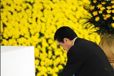 Japanese Prime Minister Naoto Kan places flowers at the alter during the memorial ceremony for the national war dead in Tokyo on August 15, 2010