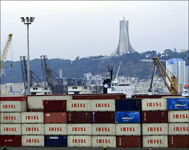 الجزائر تريد تأجيل تحرير تجارتها مع أوروبا لتأهيل اقتصادها (رويترز)