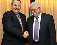 عباس (يمين) حاز هو ورئيس وزرائه فياض مدح كلينتون (الفرنسية)