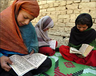 
بنات يقرأن القرآن في مسجد بكابل (الفرنسية-أرشيف)بنات يقرأن القرآن في مسجد بكابل (الفرنسية-أرشيف)